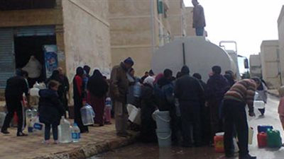 سيارة لتوزيع المياه بـ «الوراق» بعد انقطاعها لليوم الثاني