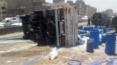 رفع آثار انقلاب سيارة محملة 