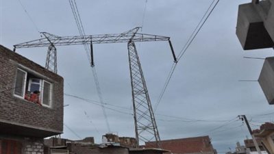 إزالة أسلاك الضغط العالي بـ3 مناطق في الأقصر