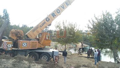 حفار متحرك وونش عملاق لاستخراج كوبري الصندل المنهار بطنطا (صور)