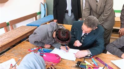 محافظ الغربية يشارك طلاب مدارس طنطا الرسم