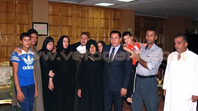 بالصور.. محافظ الشرقية يلتقي عائلة شهيد الشرطة بمكتبه