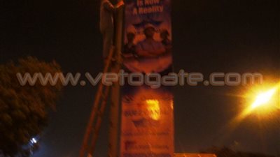 بالصور.. شعارات قناة السويس الجديدة تزين أعمدة إنارة مطار القاهرة