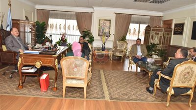 محافظ أسيوط يبحث الموقف التنفيذي للمشروعات التنموية