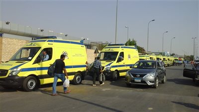 دخول سيارات الإسعاف إلى مطار القاهرة لاستلام رفات شهداء مذبحة سرت