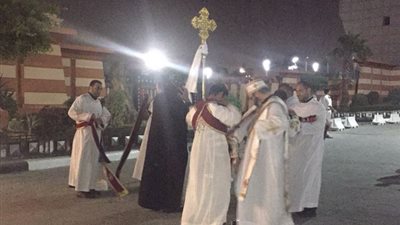 أهالي شهداء مذبحة سيرت يصلون مطار القاهرة لاستقبال الرفات