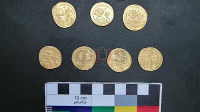 اكتشاف 7 عملات من العصر البيزنطي ومجموعة تماثيل للملك بسماتيك الثاني بدمياط