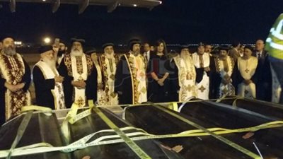 البابا تواضروس يترأس الصلوات على أجساد شهداء ليبيا بمطار القاهرة