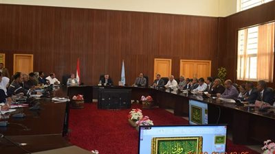 محافظ البحر الأحمر يستعرض الموقف التنفيذي لتقنين وضع اليد (صور)