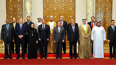 نشاط يوم رئاسي.. السيسي يطالب بصياغة إستراتيجية لاستثمار طاقات الشباب العربي.. يحذر من نشر الأفكار الهدامة.. يبحث مع فرنسا تعزيز التعاون الأمني.. و«اسأل الرئيس» قناة تواصل جديدة بين الاتحادي