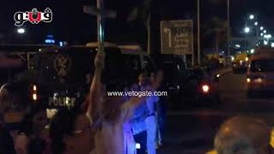 قبطي يستقبل رفات ضحايا ليبيا بالمطار: «نورتوا مصر يا أبطال» (فيديو)