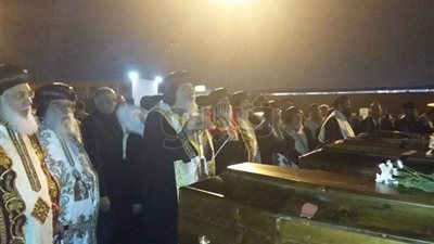 ليلة ترنمت فيها الكنيسة فرحا.. البابا والأسقافة يجتمعون حول جثامين شهداء ليبيا في مطار القاهرة.. تواضروس يترأس صلاة الجنازة على الأقباط الـ21.. والأهالي يستقبلونهم بالزغاريد