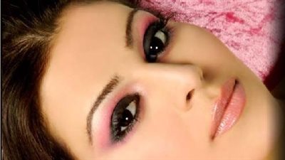 بالخطوات.. مكياج للمرأة العاملة في 5 دقائق