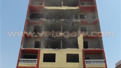 بالصور.. حى العمرانية يزيل أدوارا مخالفة بعقارين