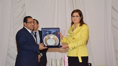 وزيرة التخطيط تكرم رئيس الجهاز المركزي للتنظيم والإدارة