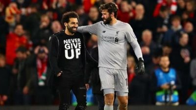 أليسون بيكر يكشف وجه الاختلاف بين محمد صلاح في روما وليفربول