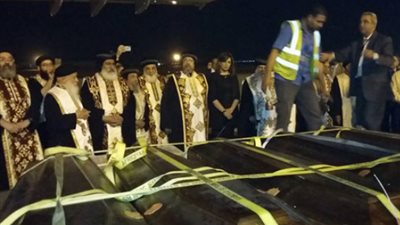 البابا تواضروس يشكر رجال الحجر الصحي والإسعاف بمطار القاهرة