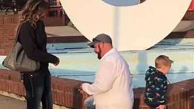 طفل يفسد زواج والدته من حبيبها (فيديو وصور)