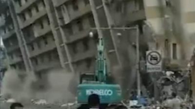 لحظة سقوط مبنى في اتجاه خاطئ بالصين (فيديو وصور)
