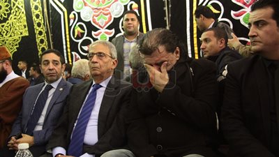 نجل شعبان عبد الرحيم يدخل في نوبة بكاء أثناء العزاء (صور)