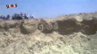 بالفيديو.. ظهور المياه الجوفية بموقع حفر قناة السويس الجديدة