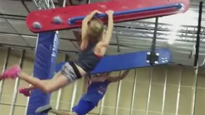 فتاة تحصد ملايين المشاهدات لتفوقها على مدربها في الباركور (فيديو وصور)