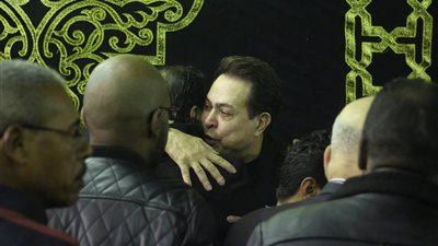 حكيم يقدم العزاء في الراحل شعبان عبد الرحيم (صور)