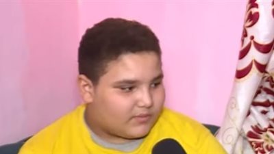 قصة كفاح طفل عمره 12 سنة.. العائل الرئيسي لأسرته (فيديو)