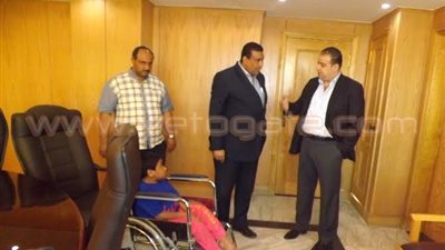 كرسي متحرك من محافظة الفيوم لطفل مصاب بشلل نصفي