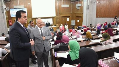 رئيس جامعة القاهرة يتفقد سير الامتحانات (صور)