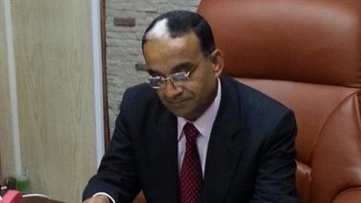 عاطف فاروق يكتب: محامي جامعة عين شمس يجبر طالبة على تقبيل يد زميلتها.. أمسك يدها ولمس خدها أثناء التحقيق بعد غلق مكتبه عليهما منفردًا بها.. وقال لها: 