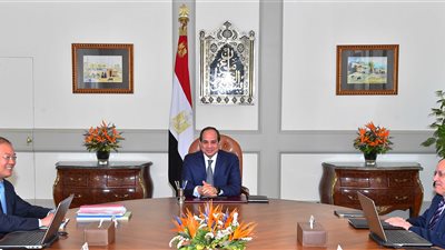 علاقات اقتصادية قوية بين مصر والصين.. السيسي يلتقي نائب رئيس شركات «بولي».. يؤكد حرص القاهرة على تعزيز التعاون مع بكين في مختلف المجالات.. ويطالب بزيادة حجم استثمارات المجموعة في مصر