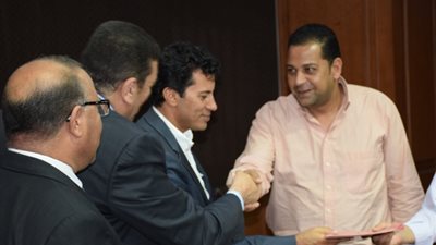 بالصور.. تكريم حاملي الماجستير والدكتوراه من العاملين بـ«الشباب والرياضة»