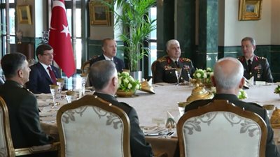 بالفيديو.. «أردوغان» يستضيف مجلس الشورى العسكري التركي