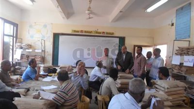 وكيل تعليم أسوان يتفقد لجان تقدير درجات الإعدادية (صور)