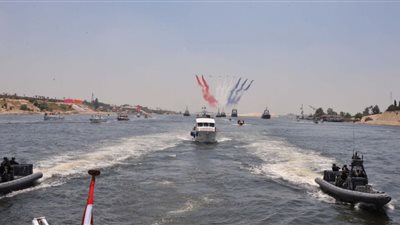 توزيع كارت بريدي لـ«قناة السويس الجديدة» على ركاب «مصر للطيران»