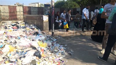 بالصور.. انتشار أكوام القمامة في محيط مترو «العتبة»
