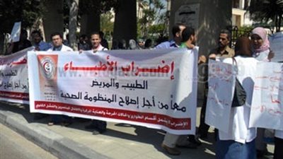 نقابة الأطباء تتجه لتعليق الإضراب واللجنة ترفض