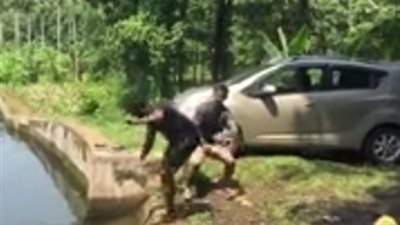 شاب يتسبب في سقوط مروع لصديقه بالمياه (فيديو)