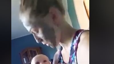 رد فعل صادم لرضيع وضعت والدته «ماسك» على وجهها (فيديو)