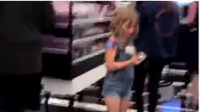 شاهد ماذا فعلت طفلة في وجهها داخل محل أدوات تجميل (فيديو)
