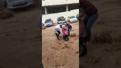 الأمطار الغزيرة تتسبب في سيول شديدة تجتاح طرق لبنان(فيديو)