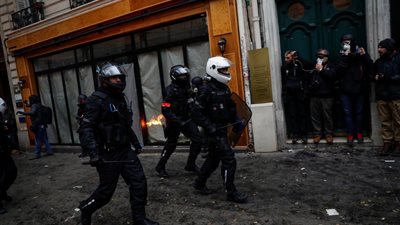 الشرطة الفرنسية تستخدم الغاز المسيل للدموع لتفريق المتظاهرين (فيديو)