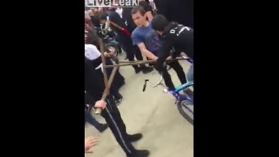 مشاجرة عنيفة بين الأهالي بسبب دراجات هوائية بالمجان (فيديو)