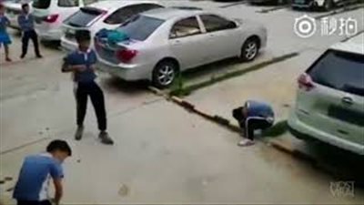 صبي يلقن 5 طلاب درسًا قاسيًا (فيديو)