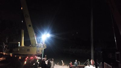 الاستعانة بونشين عملاقين لرفع كوبرى الصندل المنهار بطنطا (صور)