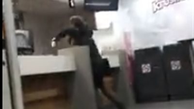 رد فعل صادم لفتاة اكتشفت عدم امتلاكها نقود لشراء الطعام (فيديو)