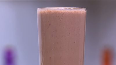 طريقة عمل سموذي الشيكولاتة بالفاكهة (فيديو)