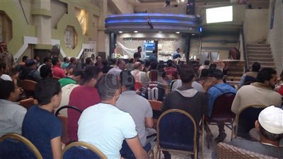 توافد الجماهير على مقاهي الغربية لمشاهدة مباراة الزمالك وسموحة (صور)