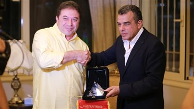 مرتجى يهدي سفير مصر في أوغندا درع وعلم الأهلي